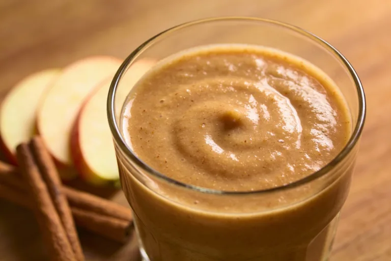 This Cozy Apple Cinnamon Smoothie Feels Like a Soft Reset