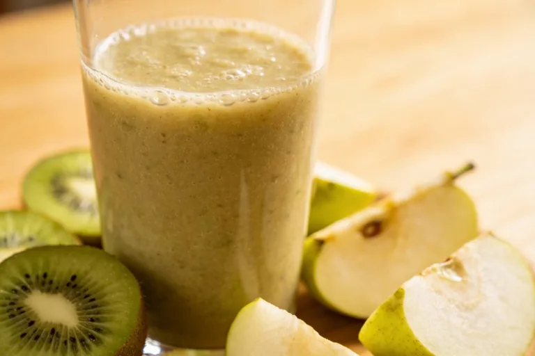 Kiwi Pear Smoothie That’s Surprisingly Creamy