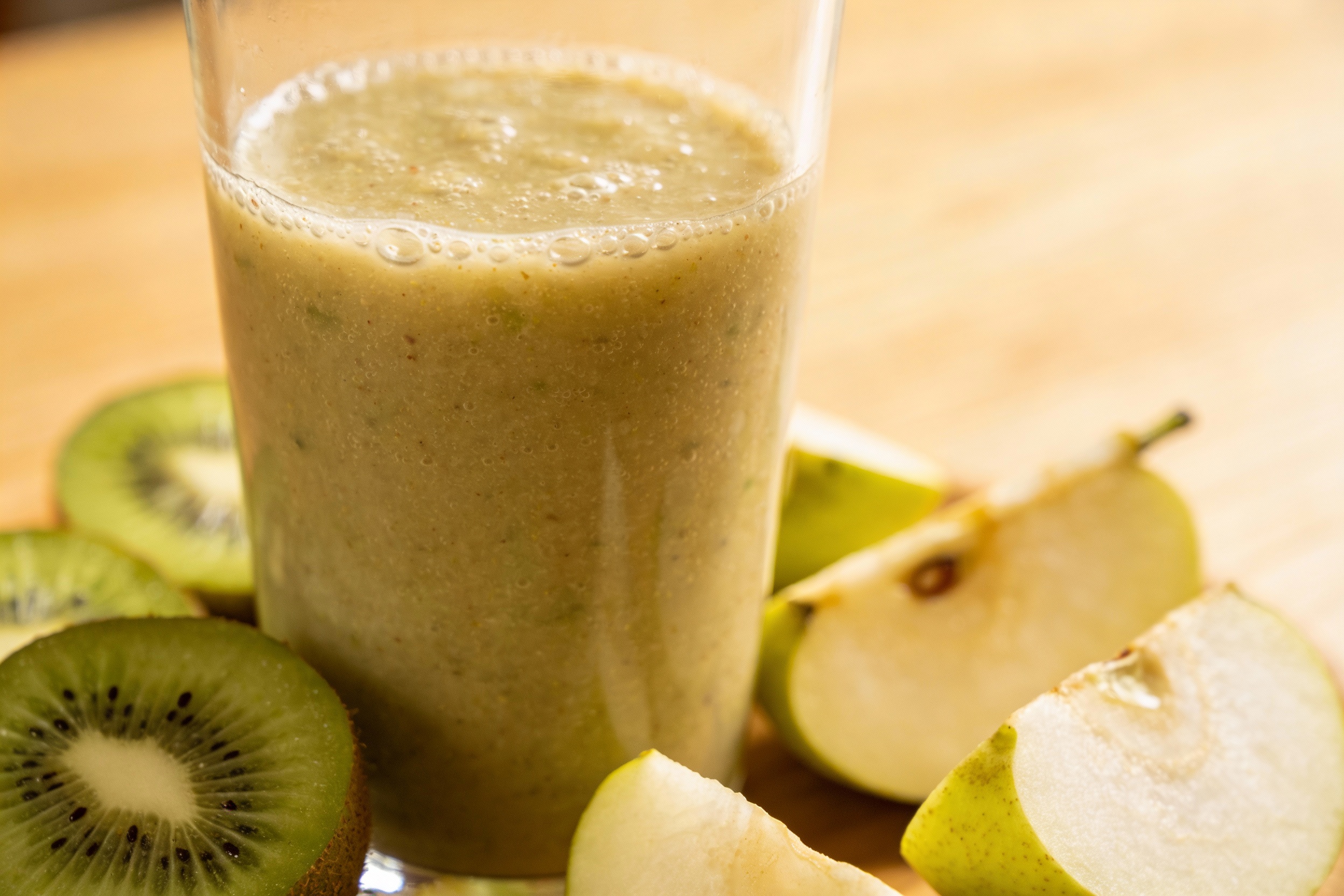 Kiwi Pear Smoothie That’s Surprisingly Creamy