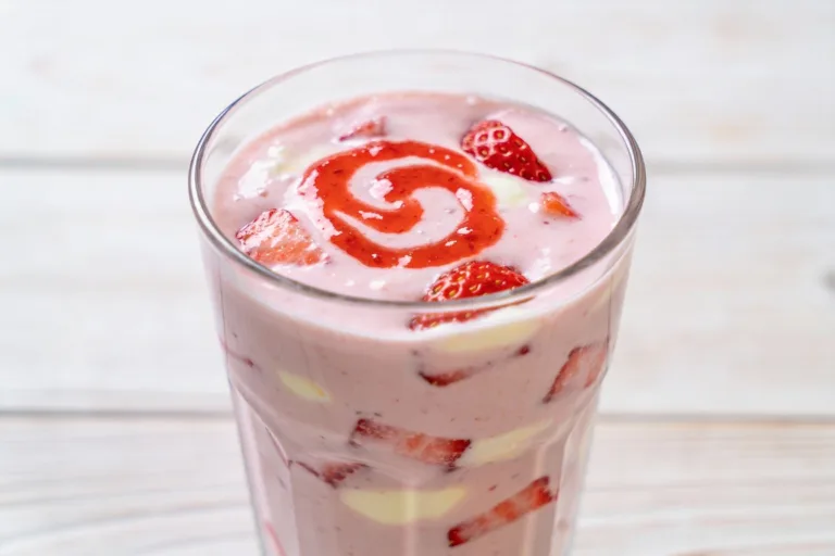 Creamy Strawberry Cheesecake Smoothie (No Cream Cheese Needed)