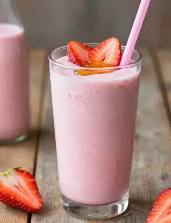 Crave-Worthy Strawberry Kefir Smoothie That Tastes Like a Creamy Tangy Treat