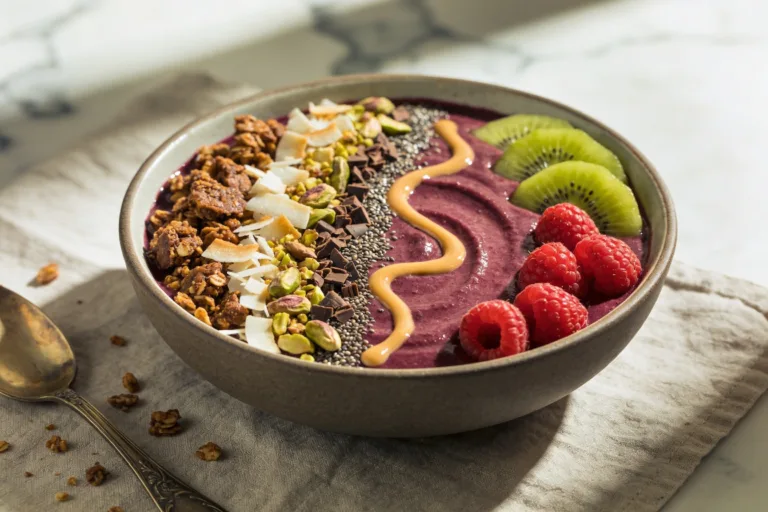 Viral Smoothie Bowl Toppings That Make It Look Expensive (Crunch + Swirl + Color)